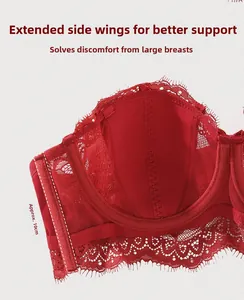 Détail des ailes latérales en dentelle rouge du soutien-gorge avec mesh respirant