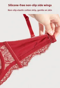 Gros plan sur l'aile du soutien-gorge en dentelle rouge avec élastique antidérapant sans couture