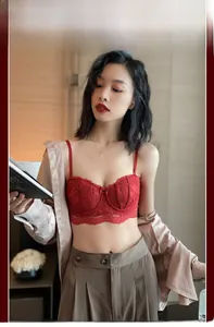 Détail du soutien-gorge en dentelle florale rouge avec bordure et fines bretelles