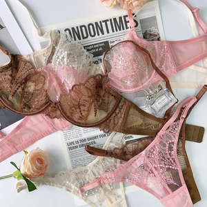 Ensemble de lingerie en dentelle délicate en tons rose, marron et beige à plat