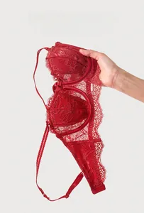 Détail du soutien-gorge en dentelle rouge avec maille transparente et bords floraux