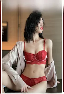 Détail d'un ensemble de lingerie en dentelle rouge avec armature à mémoire