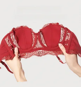 Détail de soutien-gorge en dentelle rouge avec armature de soutien et design intérieur antidérapant