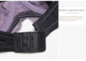 Détail macro du soutien-gorge en dentelle violette avec fermeture à double crochet au dos