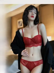 Vue détaillée d'un ensemble de lingerie en dentelle rouge avec bordure en dentelle cil
