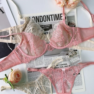 Broderie détaillée sur ensemble lingerie dentelle française avec motifs floraux et tulle