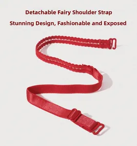 Détail de bretelle de soutien-gorge en dentelle rouge avec bords ondulés et crochet