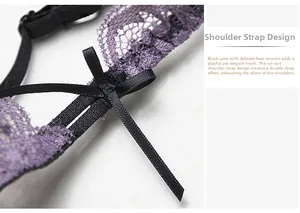 Détail de la dentelle violette avec nœud en satin noir et bretelles réglables