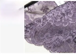 Détail de culotte en dentelle violette montrant des motifs floraux et une texture fine