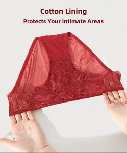 Détail de la culotte en dentelle rouge montrant le tissu respirant et le fond en coton