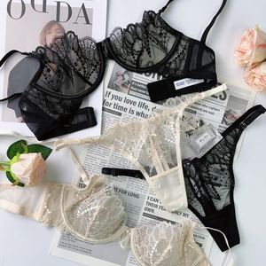 Vue détaillée d'un ensemble lingerie en dentelle avec broderie florale et étiquette de lavage