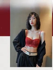 Gros plan détaillé d'une brassière en dentelle rouge portée sous un blazer noir