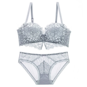 Détails de dentelle florale bleu clair et de maille sur cet ensemble de lingerie