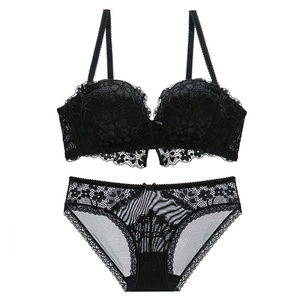 Détails d'un ensemble de lingerie en dentelle noire avec tissu en maille et bords festonnés