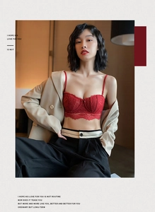 Soutien-gorge en dentelle rouge chic sous un blazer beige pour un look tendance