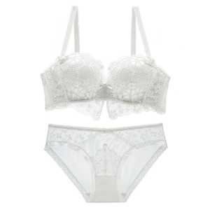 Détails de l'ensemble lingerie en dentelle blanche avec nœud et bordure festonnée