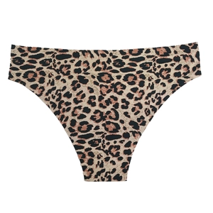 Détail de la culotte sans couture en soie glacée imprimé léopard et tissu respirant