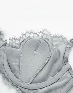 Dettaglio del reggiseno in pizzo azzurro con imbottitura traspirante e anti-sfregamento