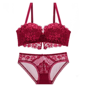 Vue détaillée de l'ensemble de lingerie en dentelle rouge avec soutien-gorge sans armature