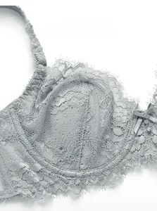 Dettaglio reggiseno in pizzo grigio con fiocco di strass e ali laterali in rete traspirante
