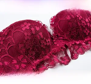 Vue détaillée de la dentelle rouge foncé sur un soutien-gorge push-up sans armature