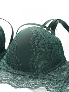Gros plan détaillé sur la dentelle vert foncé et le tulle d'un soutien-gorge push-up