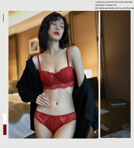 Ensemble de lingerie en dentelle rouge avec détails de cils et motifs floraux