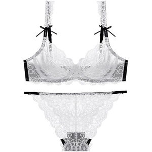 Ensemble lingerie en dentelle florale blanche avec nœuds noirs sur fond blanc pur élégant