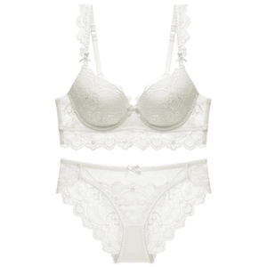Elegantes weißes Spitzenunterwäsche-Set mit Push-up-BH und passendem Slip mit Wellenkante