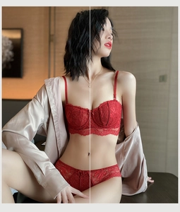 Détail d'un ensemble de lingerie en dentelle rouge avec broderies et soutien-gorge