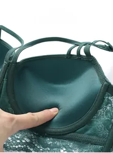 Détail du bonnet de soutien-gorge en dentelle vert foncé avec design 3D et doublure douce