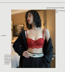 Détail de la broderie en dentelle florale rouge sur le soutien-gorge avec un nœud élégant