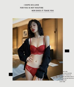 Détail d'un ensemble de lingerie en dentelle rouge avec soutien-gorge demi-bonnet