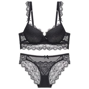 Elegantes schwarzes Spitzen-Dessous-Set mit Bügel-BH und passendem Slip auf weißem Grund