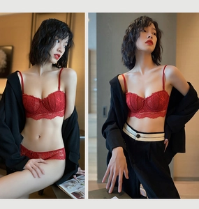 Détails d'un ensemble de lingerie en dentelle rouge avec broderie florale et soutien-gorge