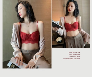 Détail d'un soutien-gorge en dentelle rouge avec motifs floraux et fines bretelles