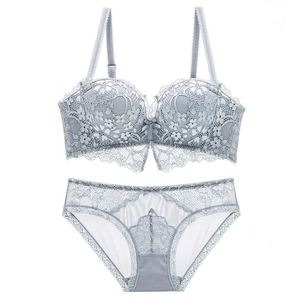 Ensemble de lingerie en dentelle bleu-gris avec bordure cils et broderie florale