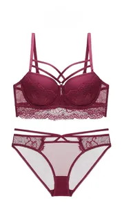 Vue détaillée d'un ensemble de lingerie en dentelle bordeaux avec bonnets 3D et lanières