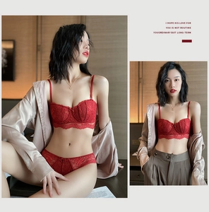 Détail d'un ensemble de lingerie en dentelle rouge avec soutien-gorge demi-bonnet