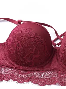 Vue rapprochée de la dentelle florale bordeaux et des bords ondulés de cet ensemble