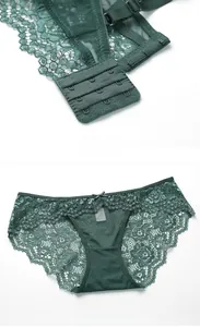 Détail de l'attache à 3 rangées et du slip en dentelle florale vert foncé chic