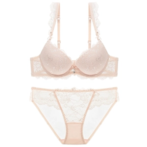 Ensemble de lingerie en dentelle rose pâle avec soutien-gorge rembourré et culotte