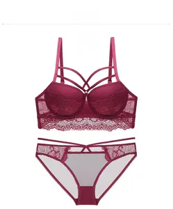 Détails d'un ensemble de lingerie en dentelle bordeaux avec soutien-gorge et culotte