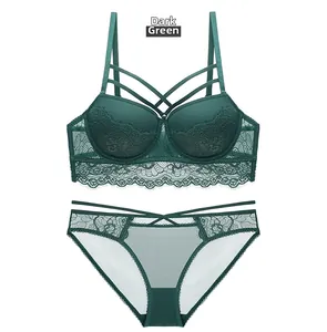 Détail de l'ensemble lingerie dentelle vert foncé avec bretelles croisées et motifs