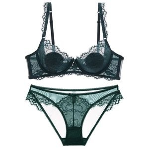 Set di lingerie in pizzo verde scuro con reggiseno con ferretto e slip coordinati