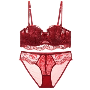 Ensemble lingerie en dentelle florale rouge avec soutien-gorge à armatures et culotte assortie