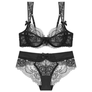 Ensemble lingerie en dentelle noire avec soutien-gorge armatures et culotte haute assortie