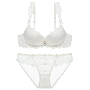 Ensemble lingerie en dentelle blanche avec soutien-gorge push-up et culotte assortie