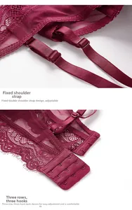 Détail des bretelles réglables et de la fermeture à trois crochets du soutien-gorge dentelle