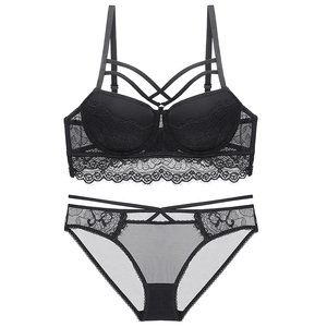 Ensemble lingerie en dentelle noire avec soutien-gorge push-up et culotte à lanières